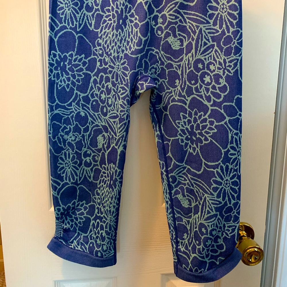 Knee length blue flowers athletic pants